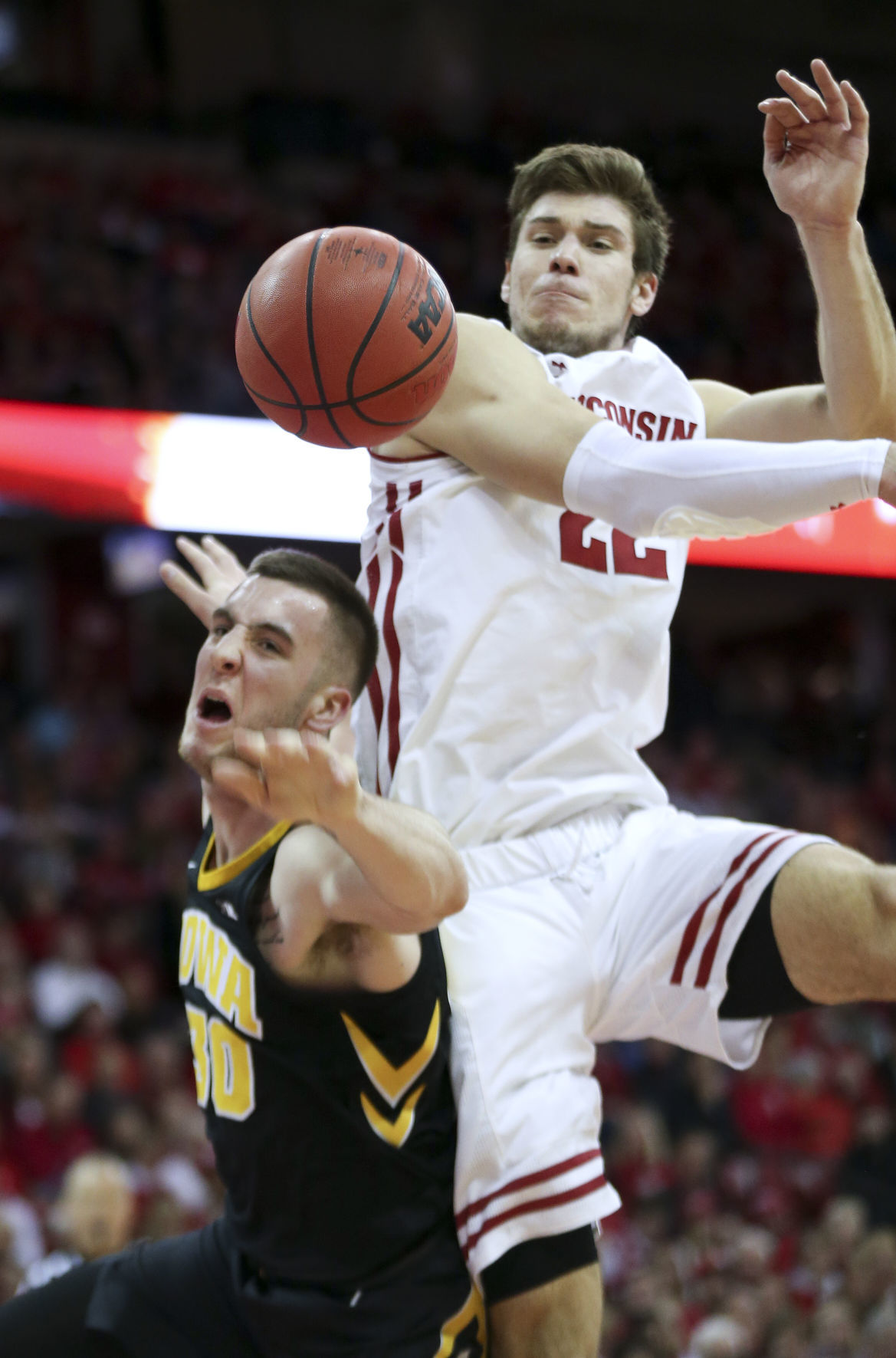 Badgers 65, Hawkeyes 45